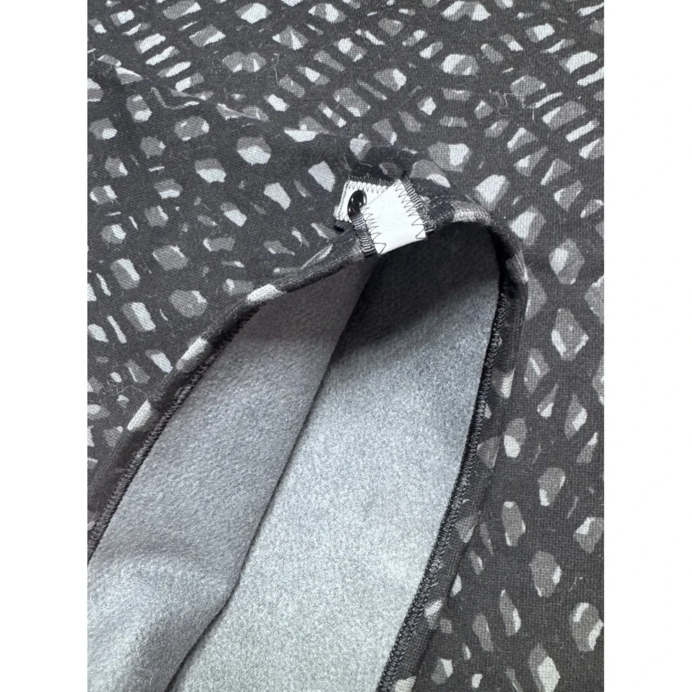 Lululemon Scarf Fleece‎ Vinyasa Customizable Geometric Black Gray Snap O/S NWT